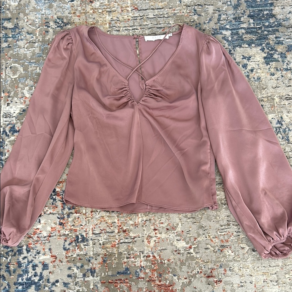 ASTR The Label Shiny Mauve Blouse with Puff Sleeves and Keyhole in Neck and Back